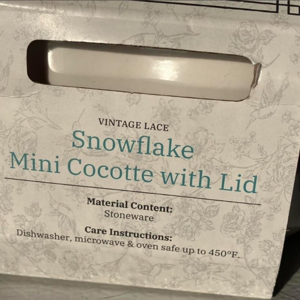 NWT The Pioneer Woman Vintage Lace Snowflake Cocotte with Lid - Picture 3 of 3